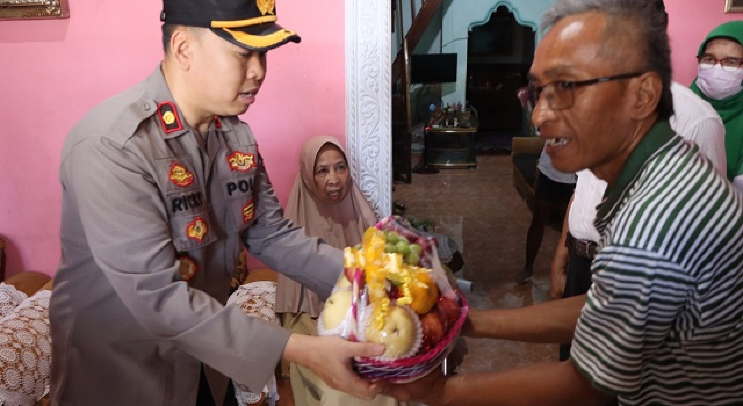 Hari Bhayangkara Ke 78, Polres Sumbawa Gelar Anjangsana Ke Purnawirawan dan Warakawuri