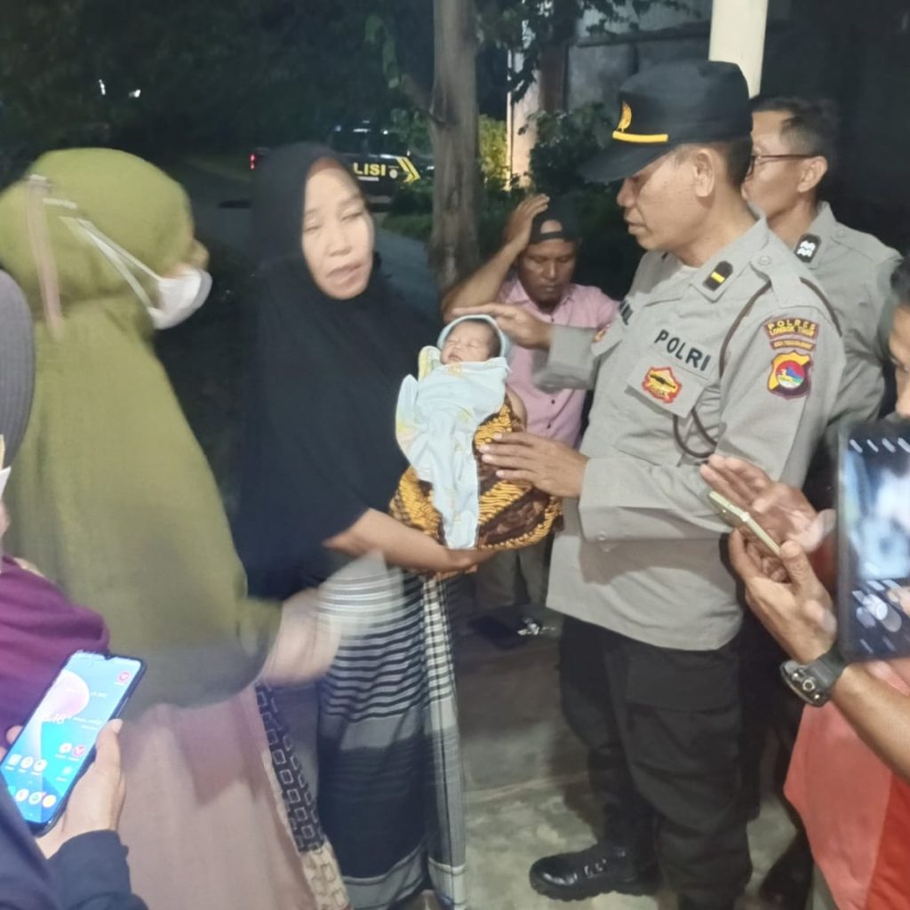 Geger, Bayi Perempuan Dibuang Di Teras Ruko