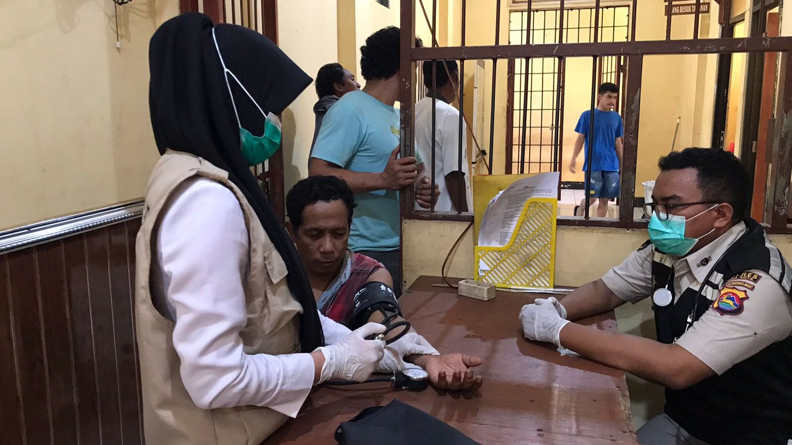 Si Dokkes Polres Bima Cek Kesehatan Tahanan