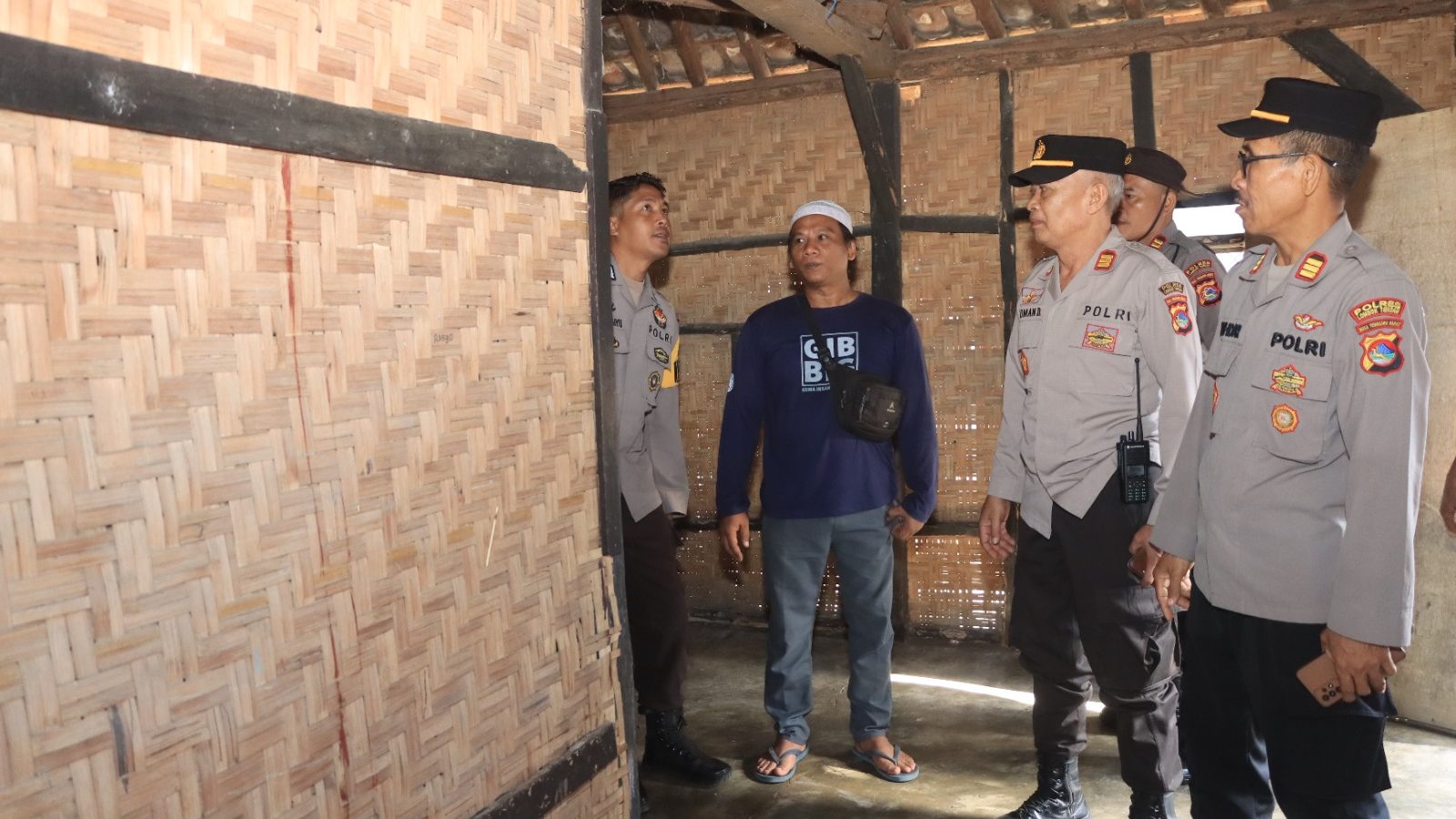 HUT Bhayangkara ke 78 Polres Loteng Bedah Rumah Warga Kurang Mampu 