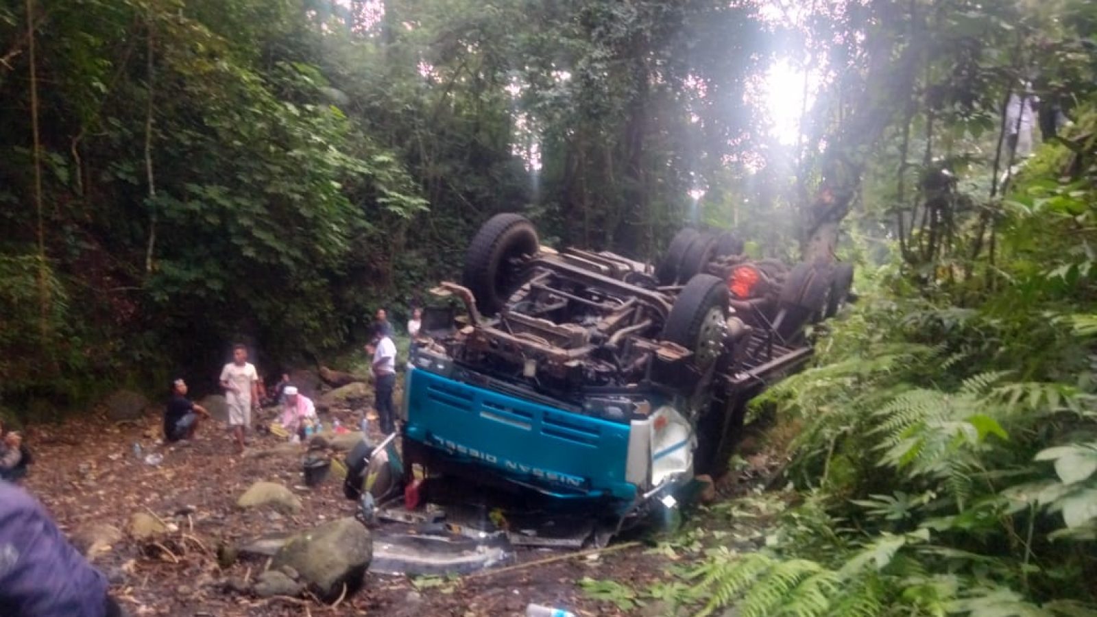Mobil Pengangkut Alat Berat Terperosok ke Jurang di Sembalun