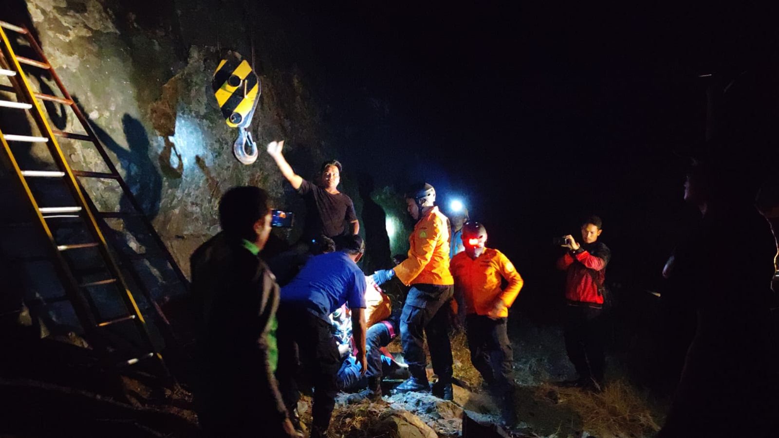 Tim SAR Selamatkan Seorang Anak yang Tersesat di Atas Bukit