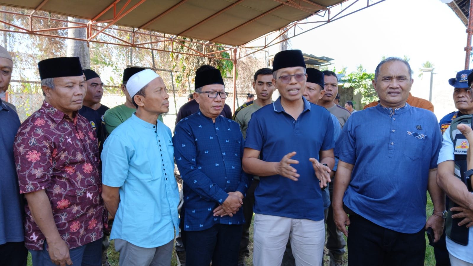 Pemkab Lotim Salurkan 1,4 Ton Daging Kurban Ke Petugas Kebersihan