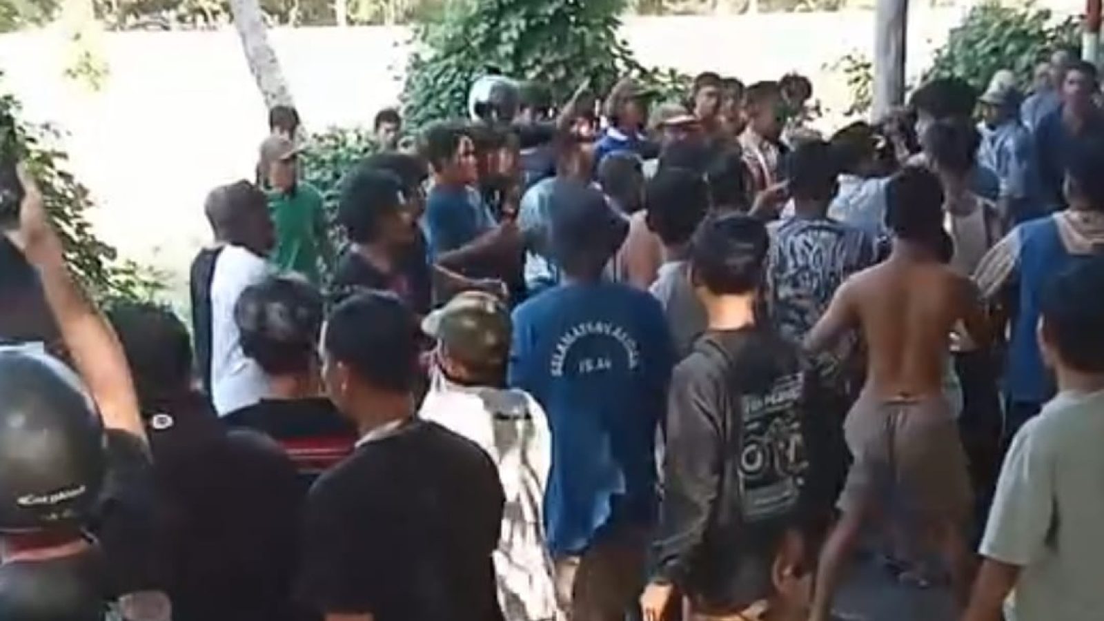 Dua Pelaku Jambret HP Babak Belur Diamuk Massa, Motor Pelaku Dibakar