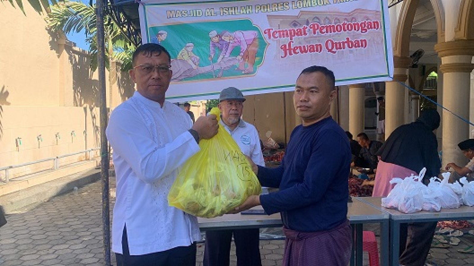 Polres Lombok Timur Kurban 13 Ekor Sapi, Salurkan ke 1.200 Warga