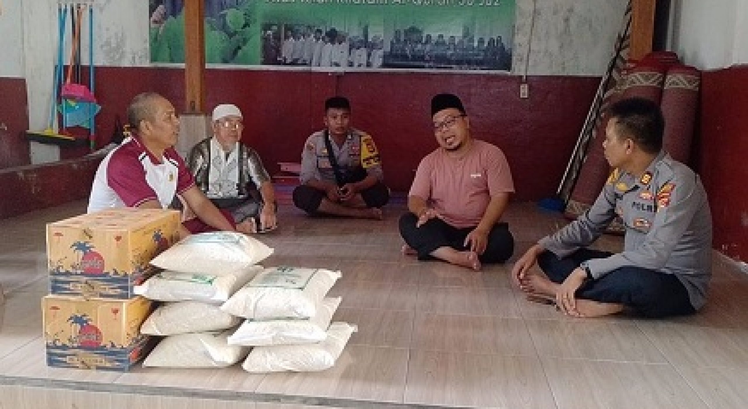 Polsek Tanjung ketika berbagi sembako ke ponpes Nurul Hidayah
