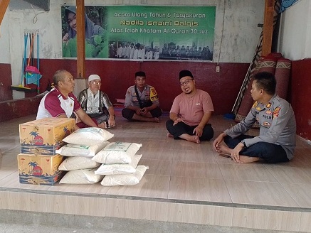 Polsek Tanjung ketika berbagi sembako ke ponpes Nurul Hidayah
