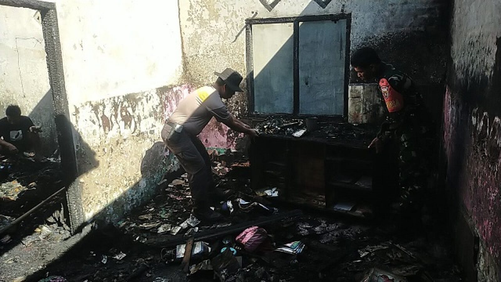 Api Melalap Rumah di Dusun Bugis, TNI Polri Gotong Royong Bersama Masyarakat