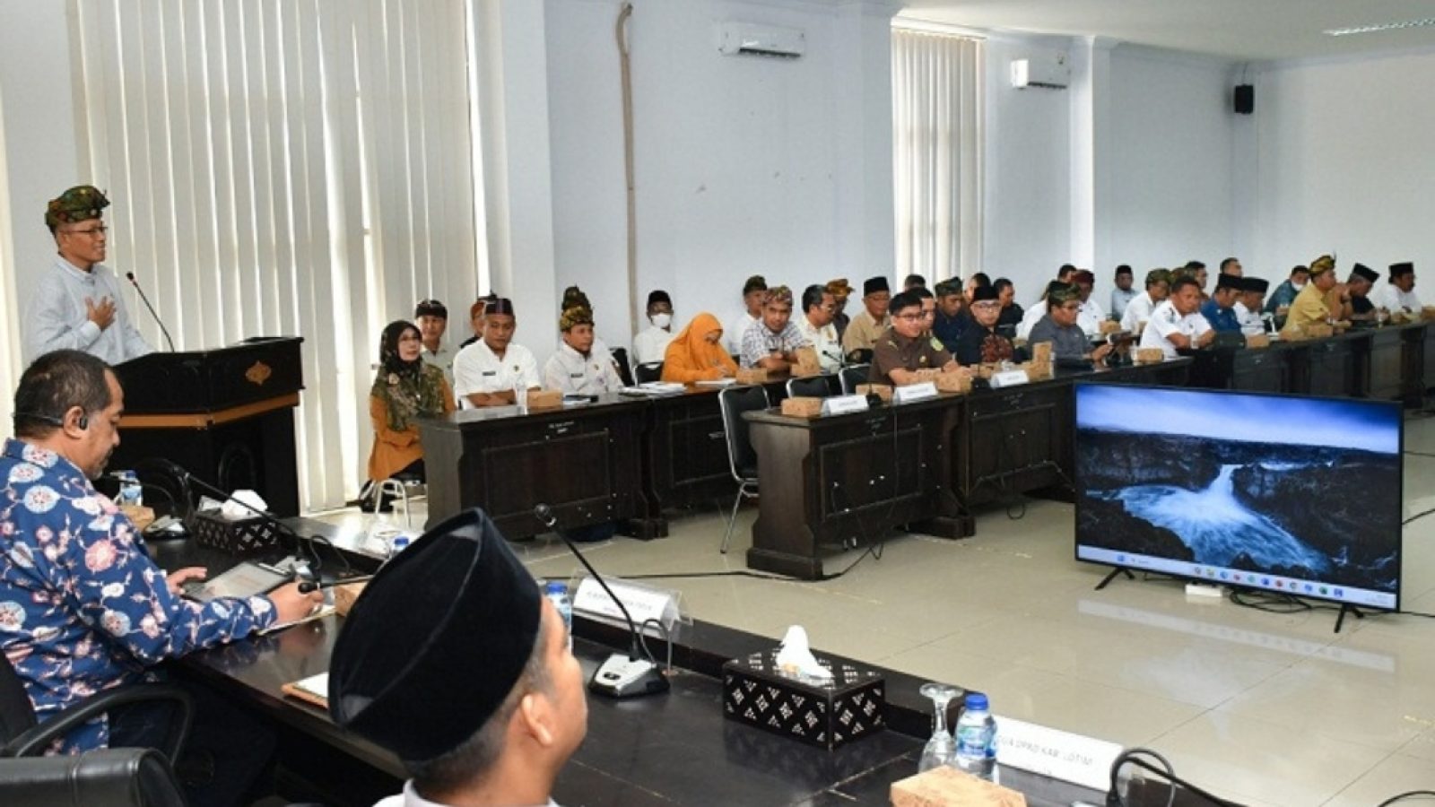 Pj Bupati Lotim Optimis Retribusi Pasar Capai Rp 4 Miliar