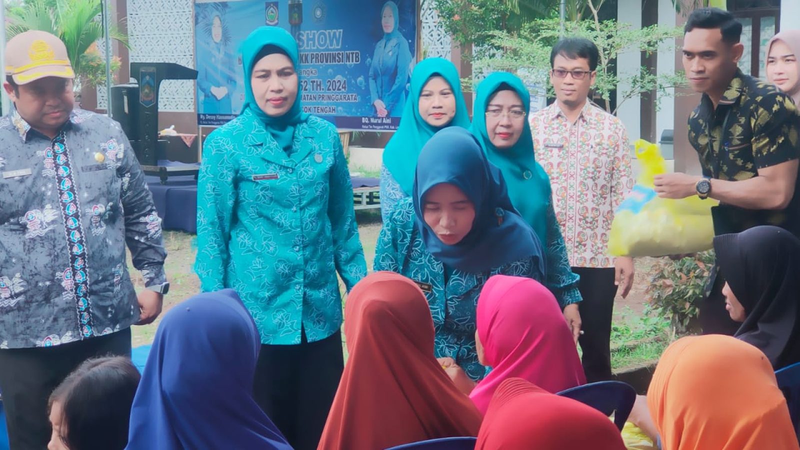 Tanggulangi Kemiskinan Ekstrim, PKK Bhakti Sosial di Desa Sepakek