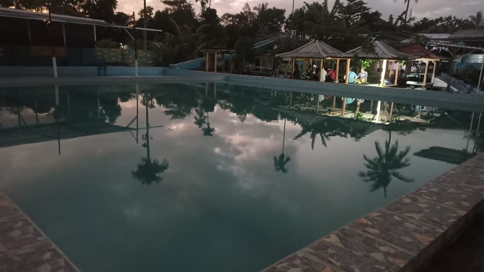 Seorang Bocah Ditemukan Meninggal di Kolam Renang