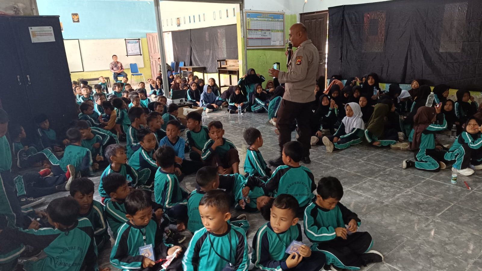 Cegah Bullying, Polsek Praya Edukasi Siswa Sekolah Dasar 