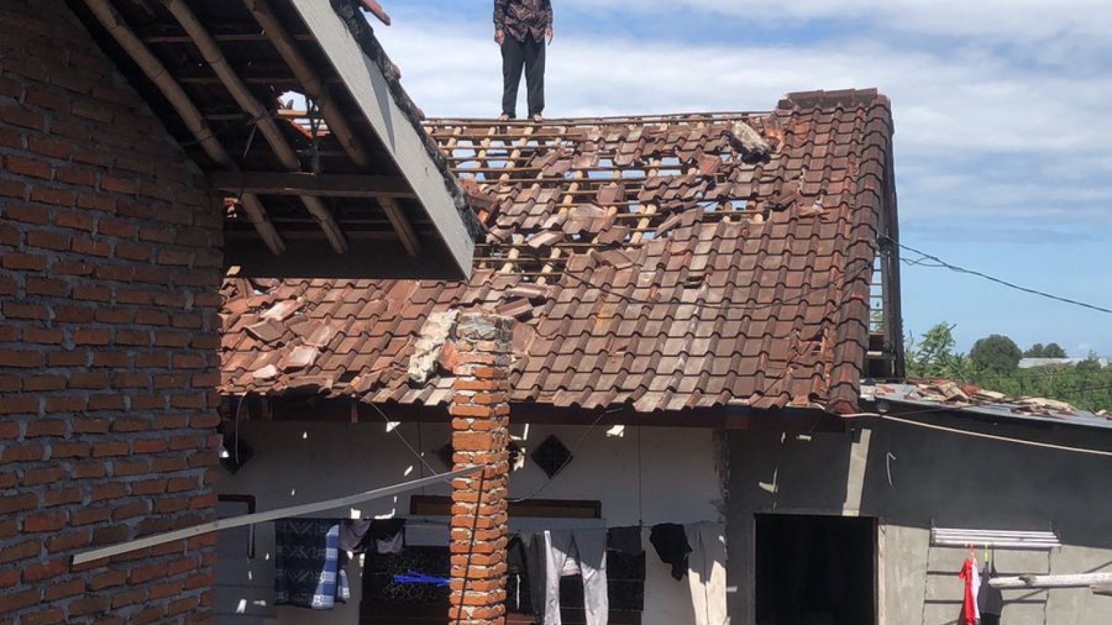Gegara Warisan, Pria di Lombok Timur Hancurkan Atap Rumah Keponakan