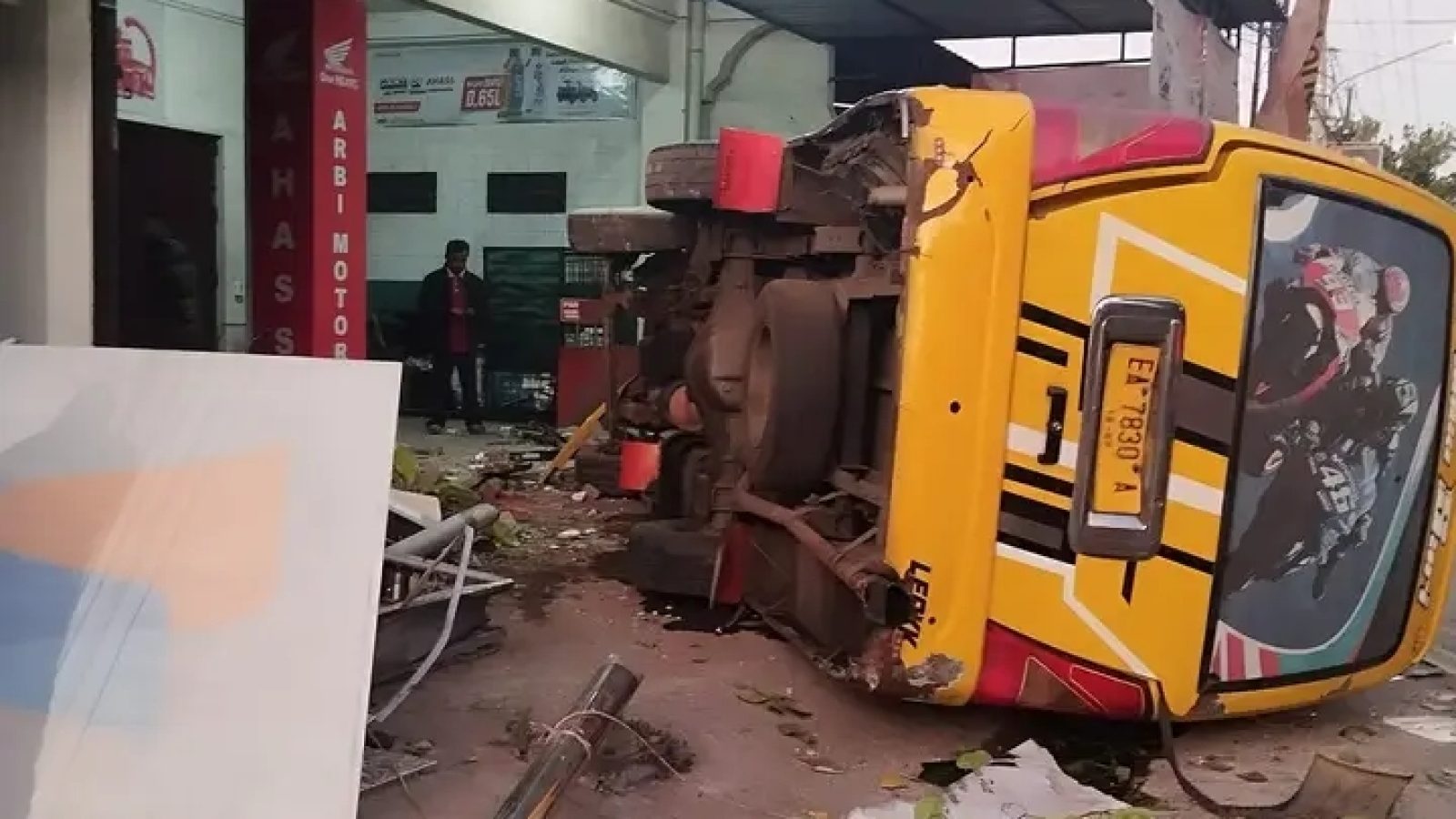 Sopir Mengantuk, Mini Bus Tabrak  Bengkel Motor