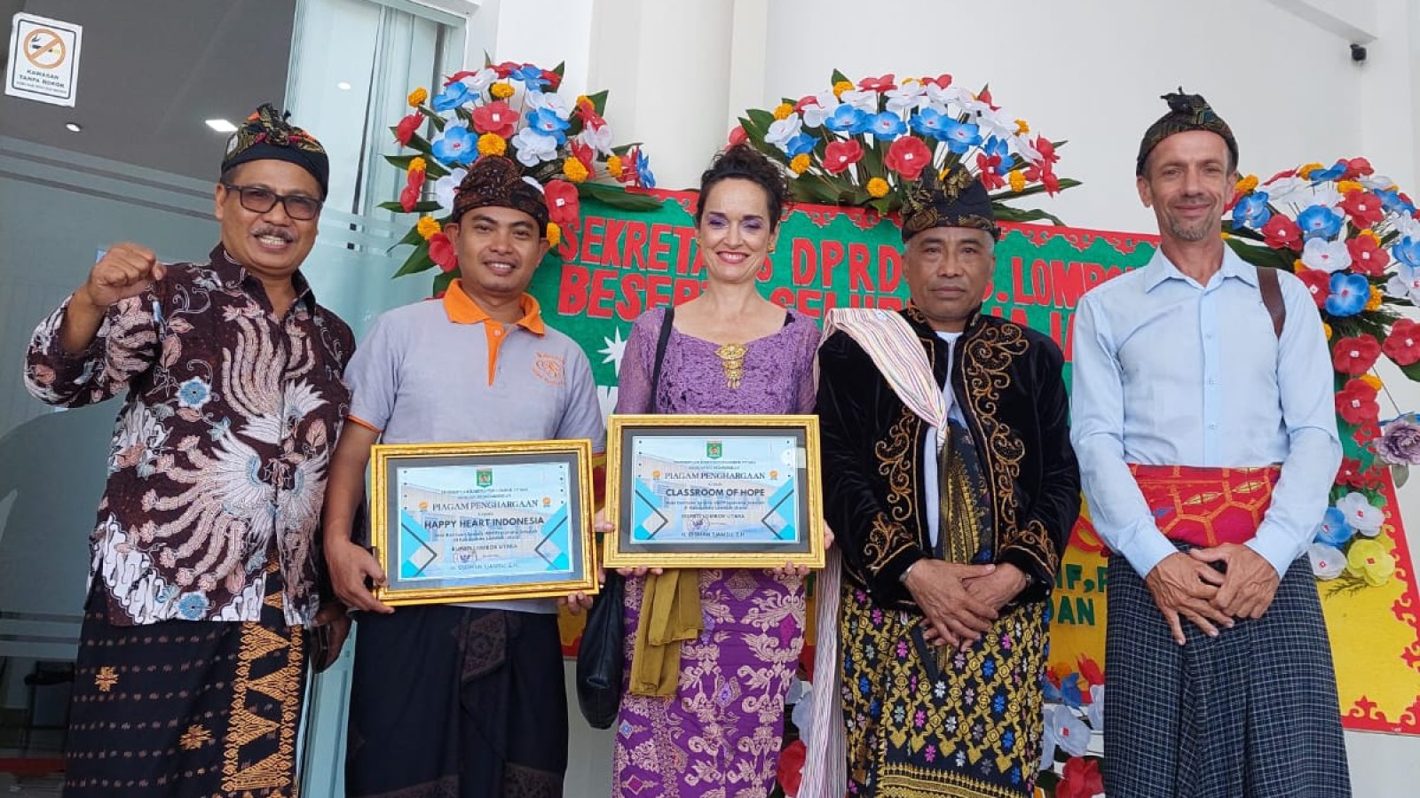 Terima Penghargaan Bupati KLU, Yayasan Happy Hearts Indonesia Sudah Bangun 31 Sekolah di KLU