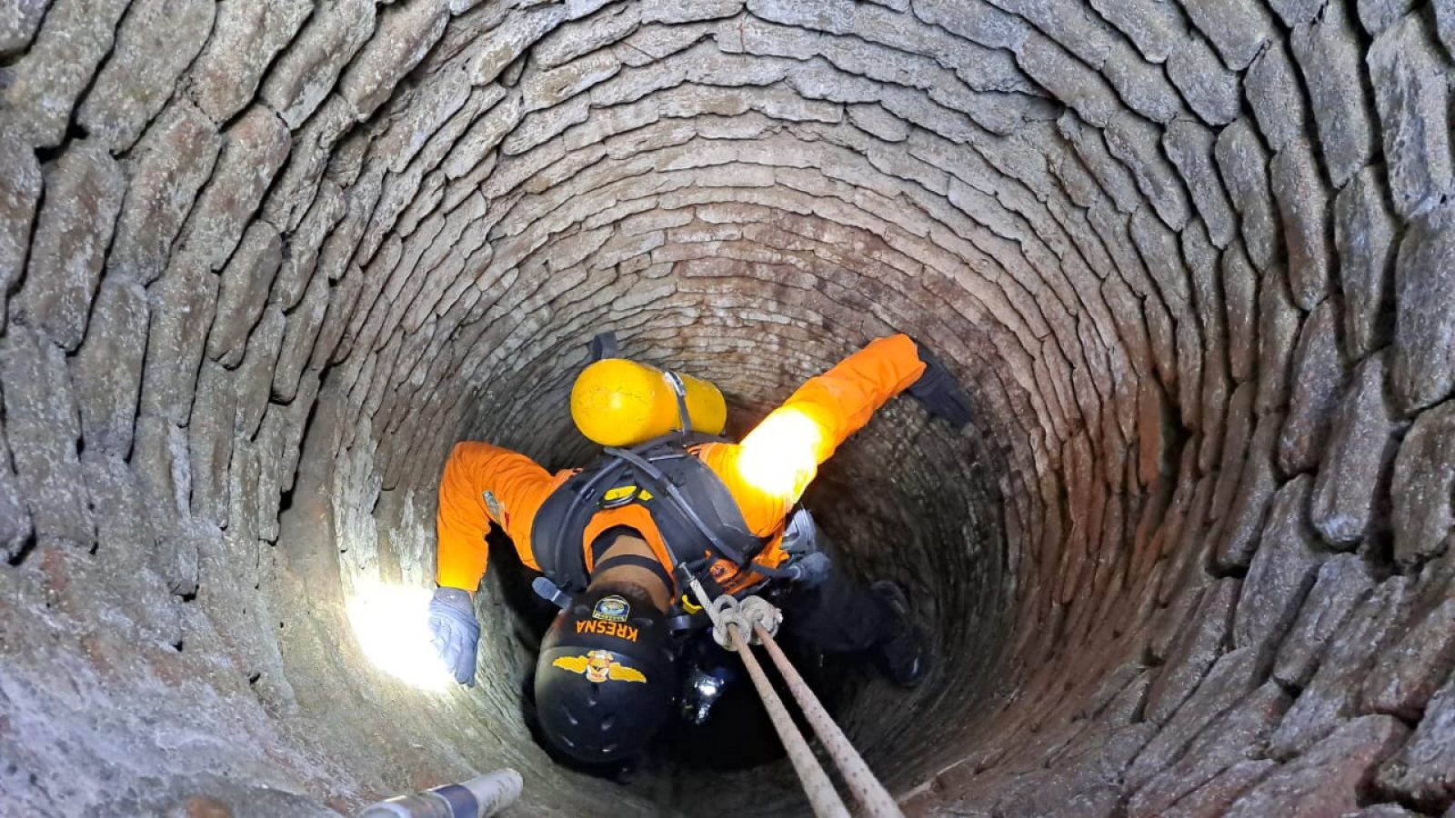 Tim SAR Evakuasi Orang Jatuh ke Dalam Sumur di Lombok Tengah