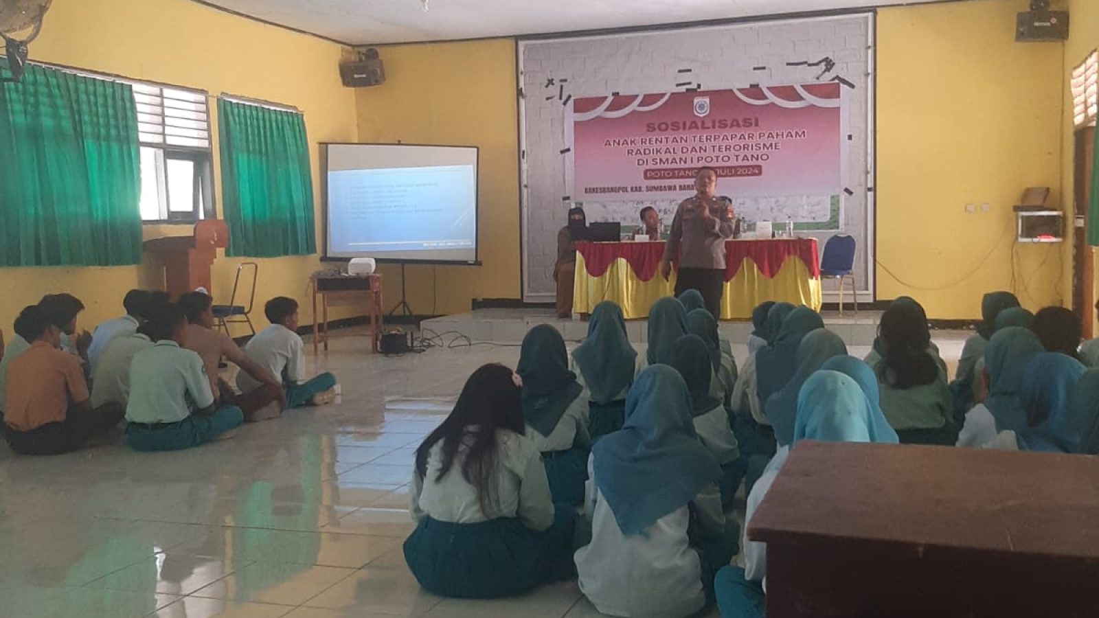 Cegah Sikap Intoleran, Sat Binmas Polres Sumbawa Barat Bekali Siswa Baru SMAN 1 Poto Tano