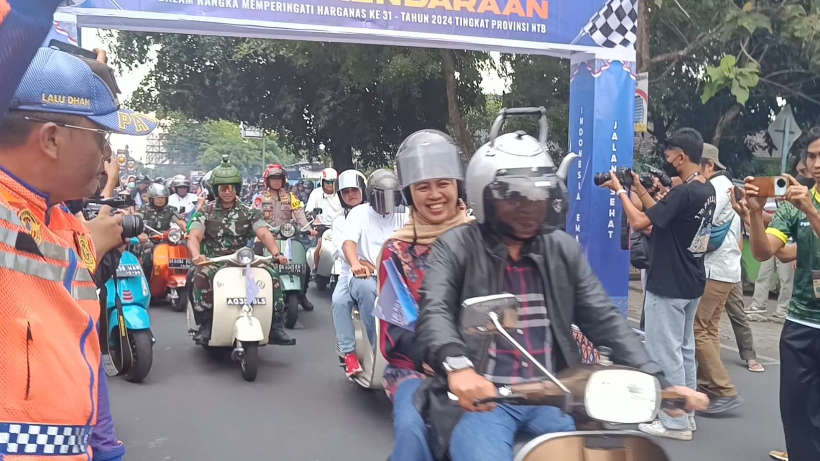 Ribuan Pasutri Konvoi Keliling Kota Selong Meriahkan Harganas Ke – 31