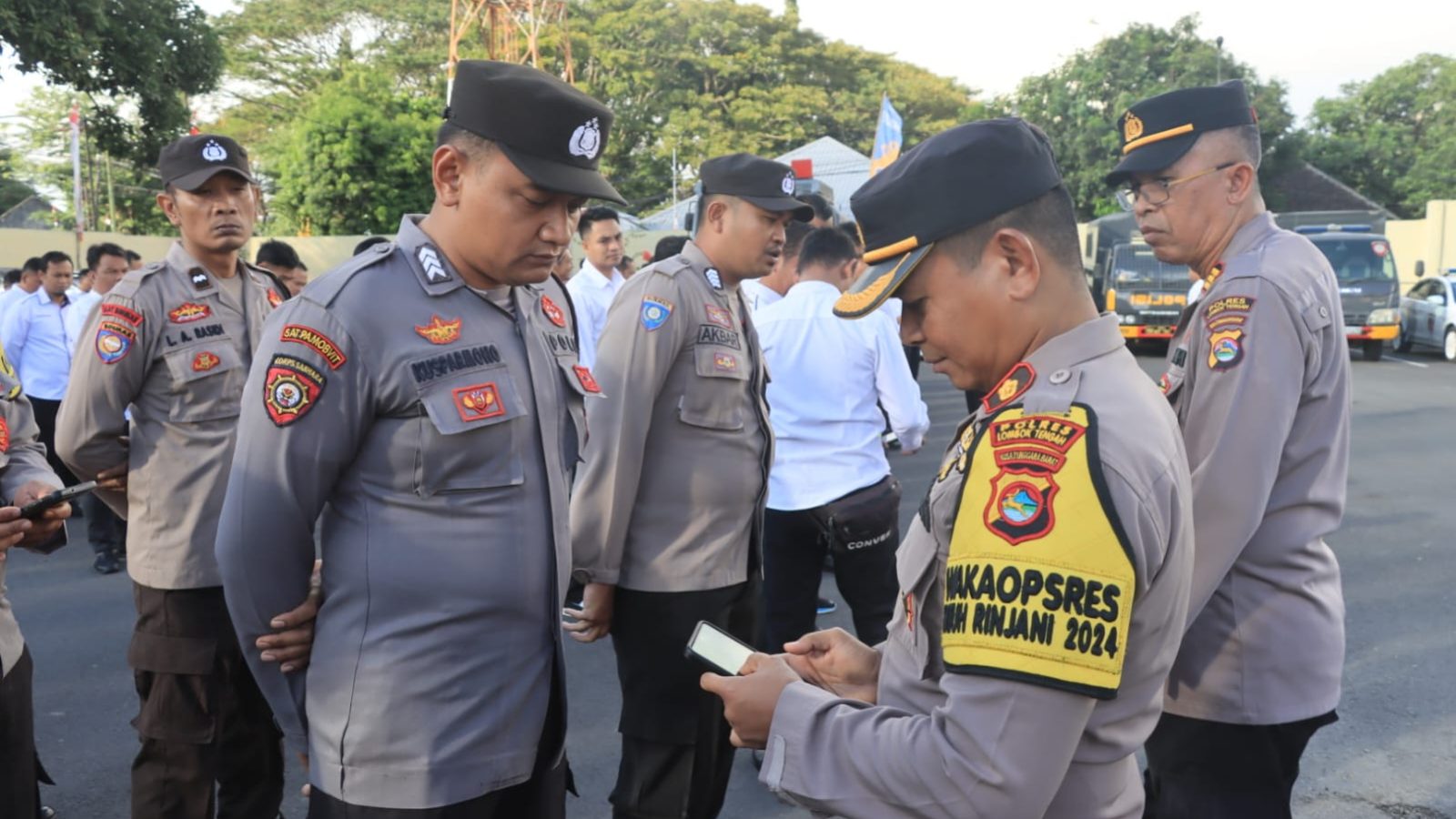 Cegah Judi Online, Kapolres Loteng Razia Ponsel Milik Anggota
