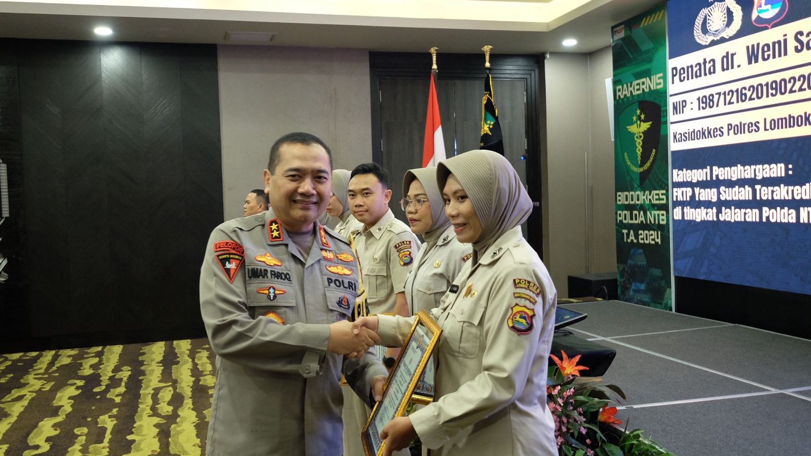 Kasi Dokkes Polres Loteng Terima Penghargaan dari Kapolda NTB 