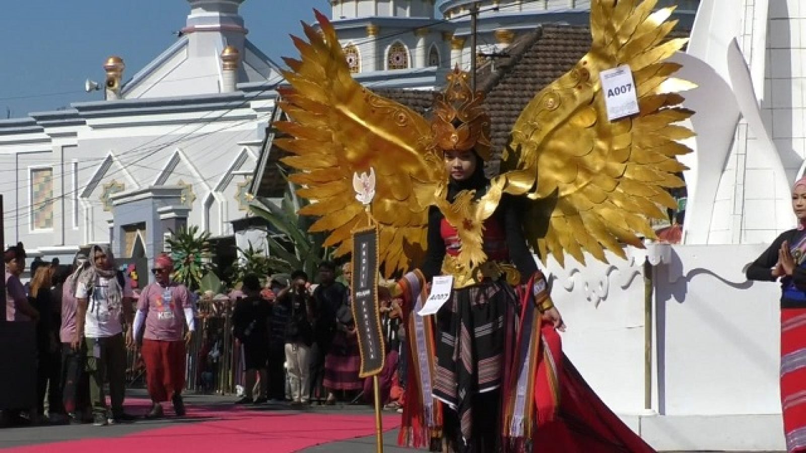 Peserta Karnaval Tenun Alunan Budaya Desa Pringgasela Tampil Memesona