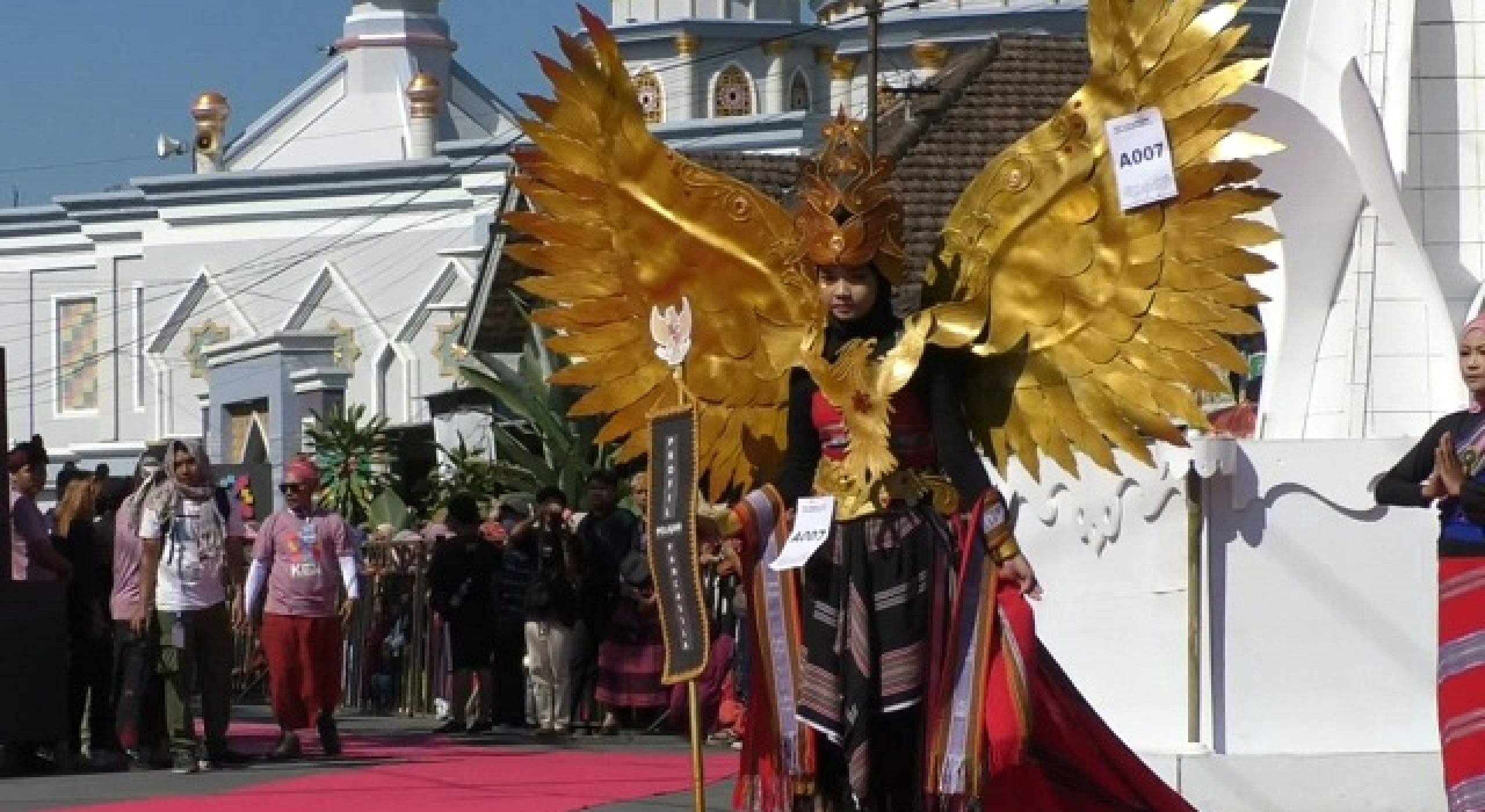 Peserta Karnaval Tenun Alunan Budaya Desa Pringgasela Tampil Memesona
