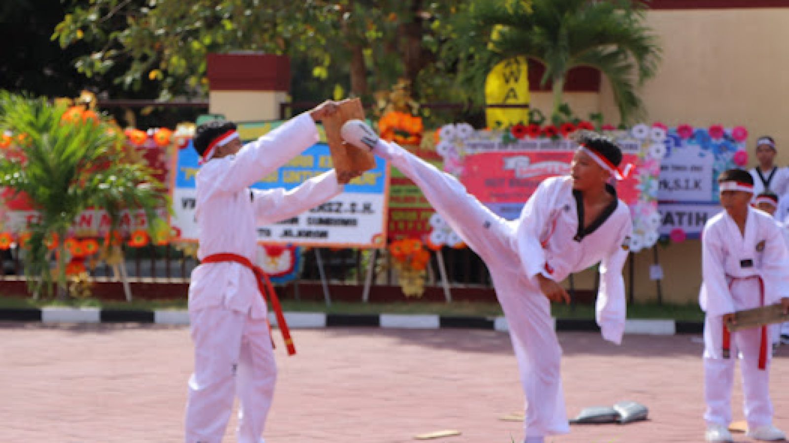 Penampakkan HUT Bhayangkara ke-78 di Sumbawa, Mulai Potong Tumpeng Hingga Atraksi