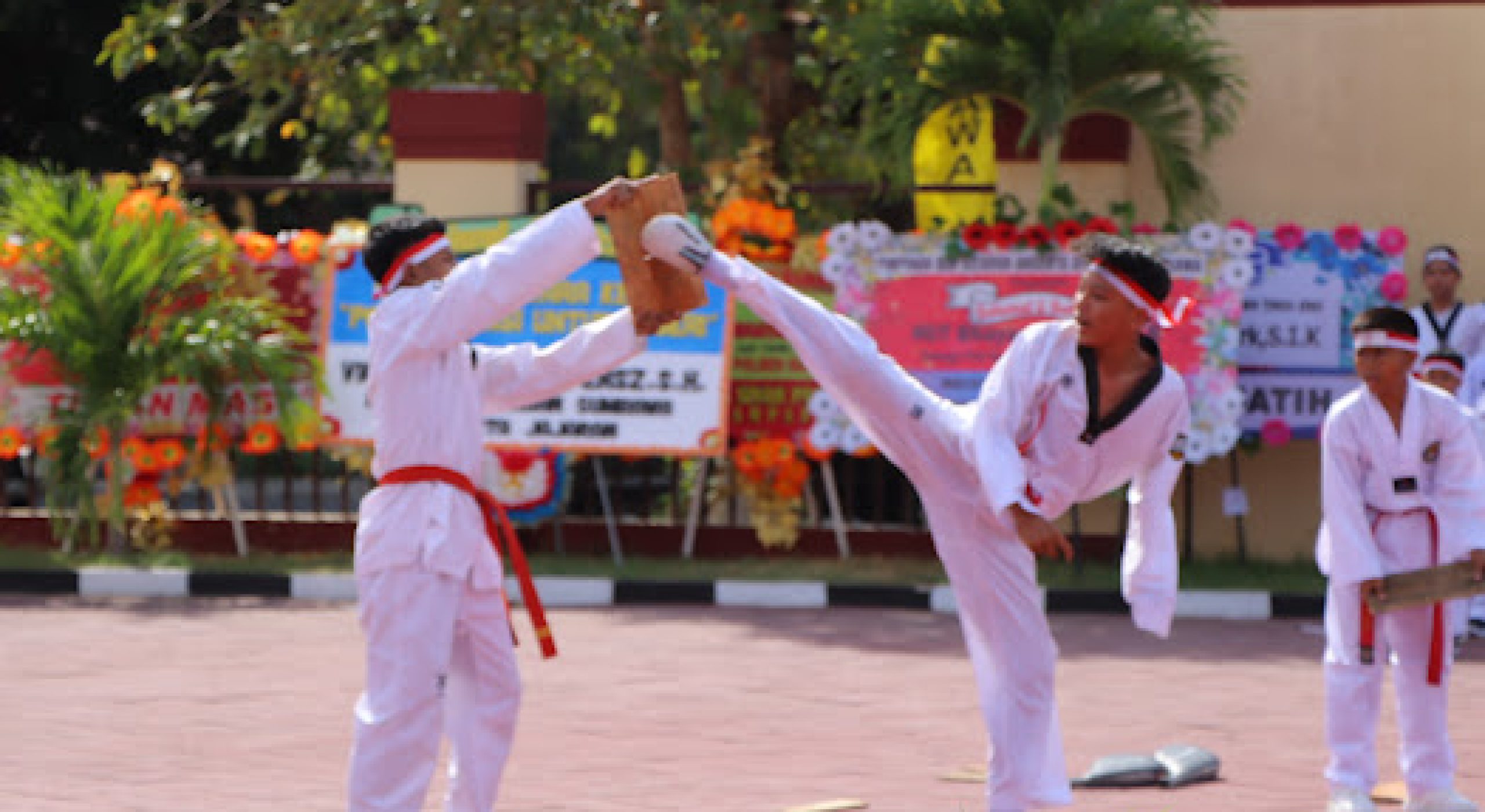 Penampakkan HUT Bhayangkara ke-78 di Sumbawa, Mulai Potong Tumpeng Hingga Atraksi