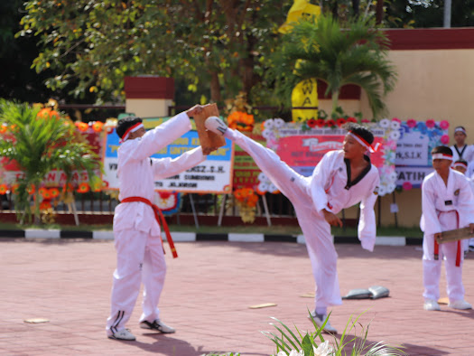 Penampakkan HUT Bhayangkara ke-78 di Sumbawa, Mulai Potong Tumpeng Hingga Atraksi