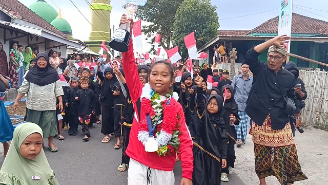 Sirhandini, Juara Pencak Silat Piala Kemenpora Disambut Gegap Gempita Warga dan Pelajar