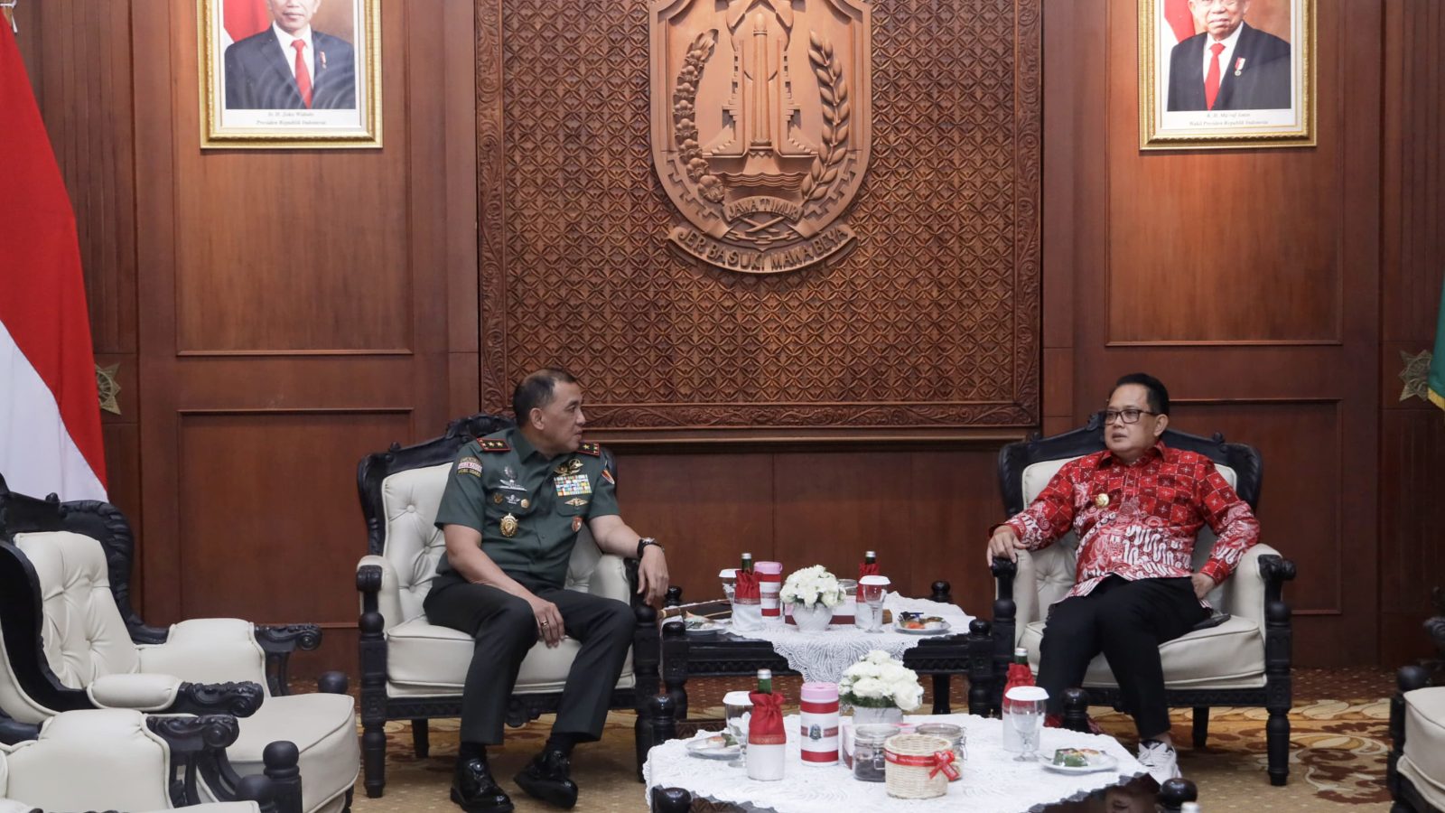 Tiba di Gedung Negara Grahadi, Kedatangan Mayjen TNI Rudy Disambut Pj Gubernur Adhy   