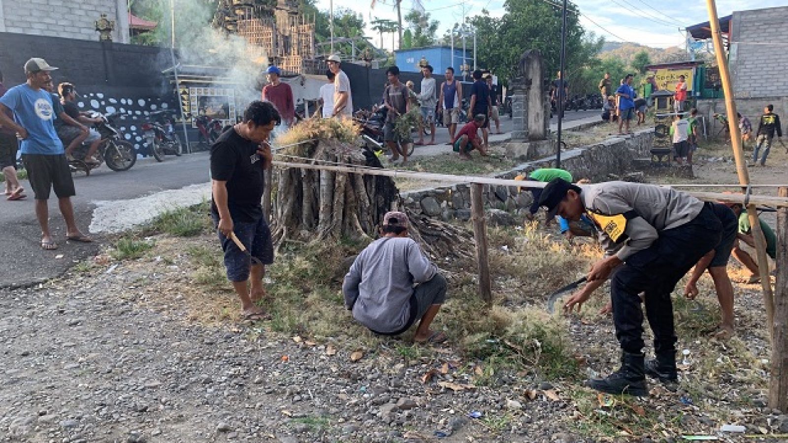 Bhabinkamtibmas Sabedo Gotong Royong Bersihkan Lingkungan Adat