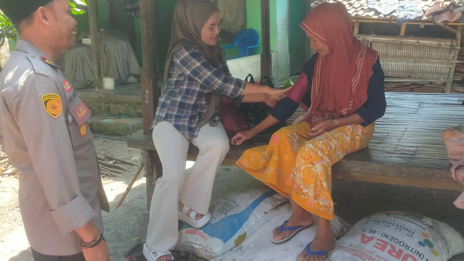 Polsek Prabarda Gelontor Bantuan Bagi Lansia