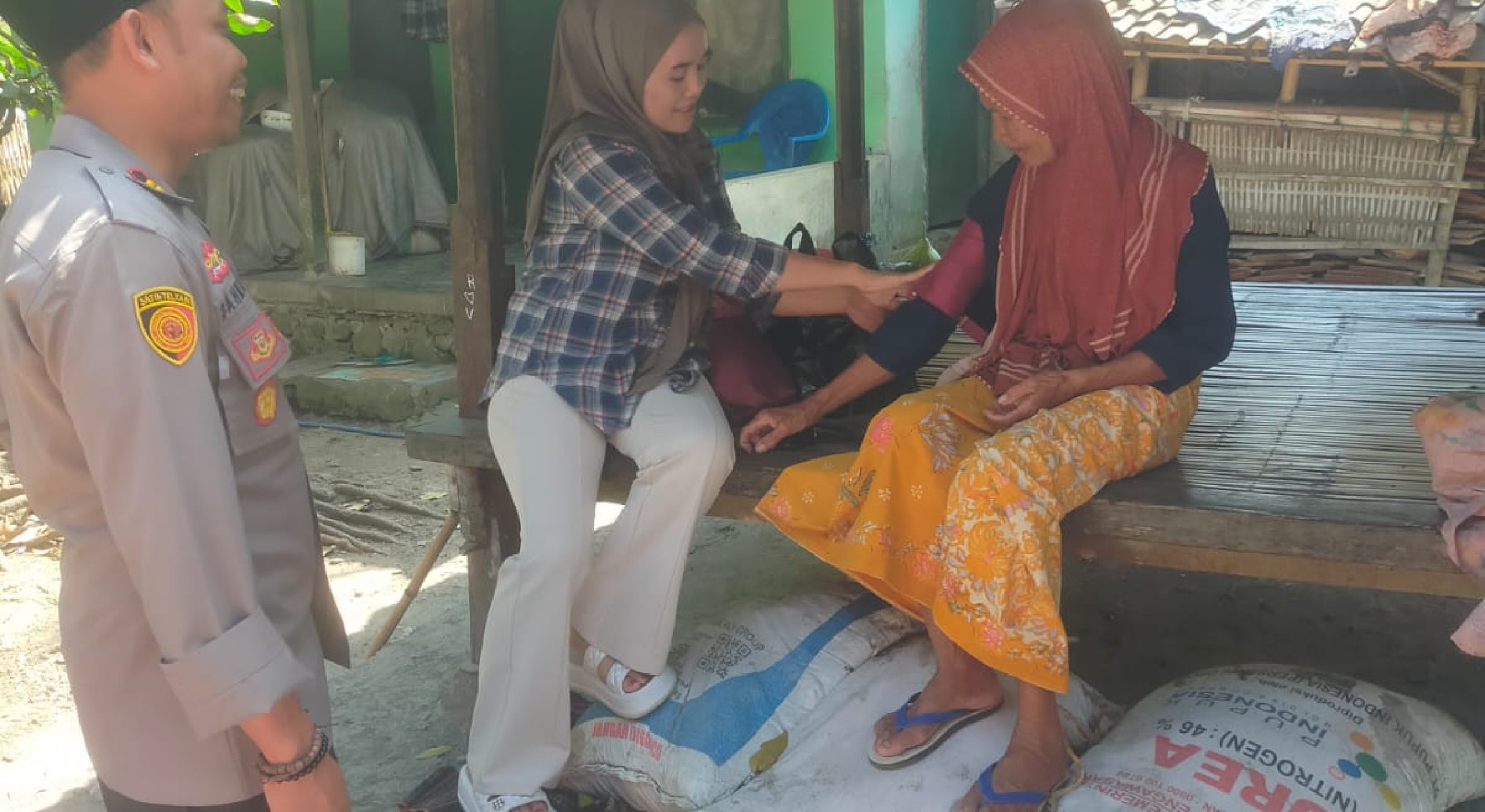 Polsek Prabarda Gelontor Bantuan Bagi Lansia