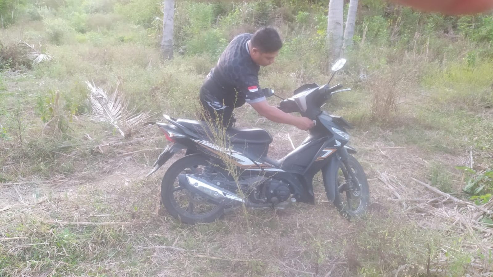 Sepeda Motor Ditemukan di Kebun, Polisi Kembalikan kepada Pemiliknya