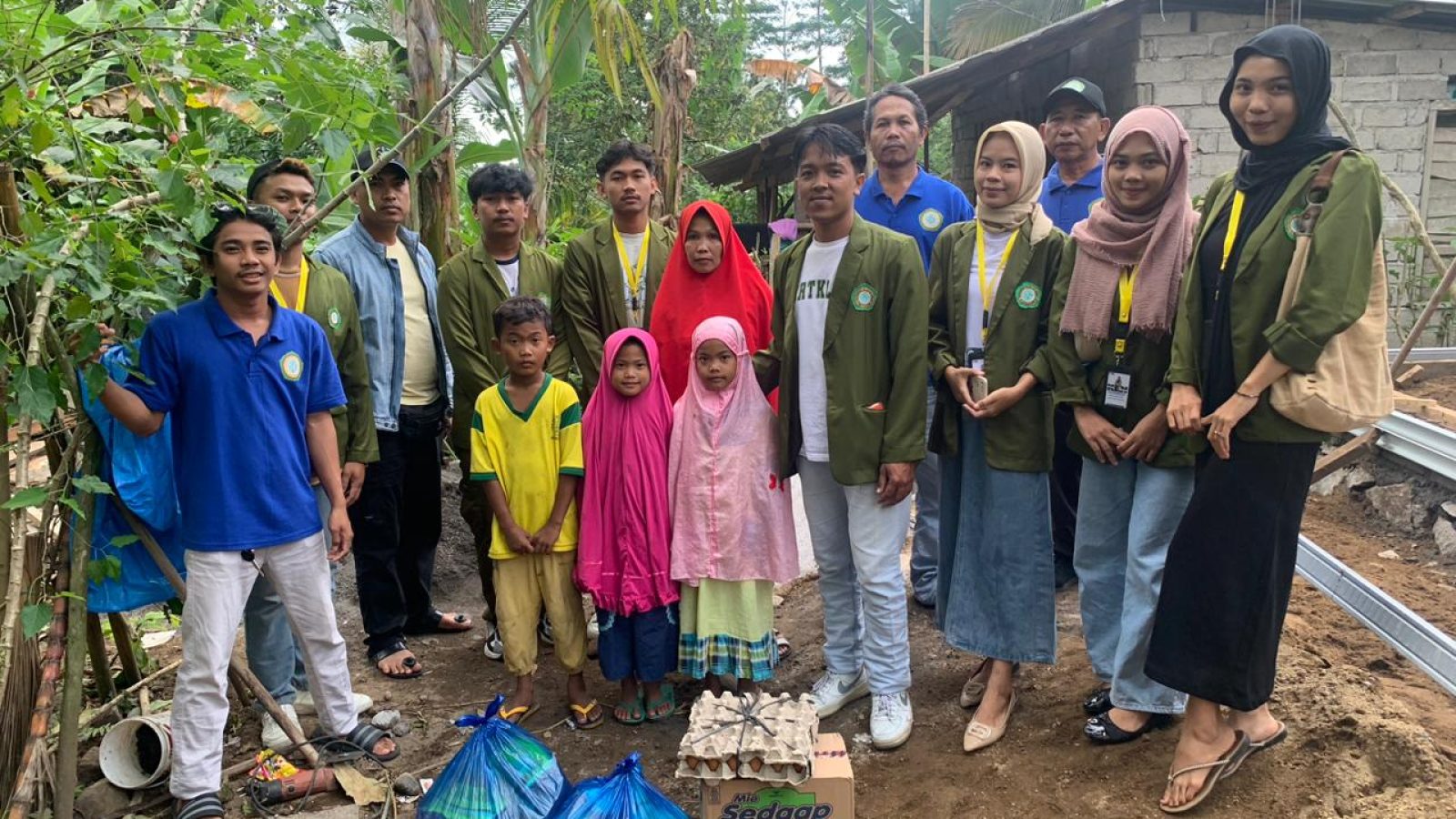 Mahasiswa KKN Unizar Bagikan Sembako kepada Anak Yatim di Desa Aik Berik