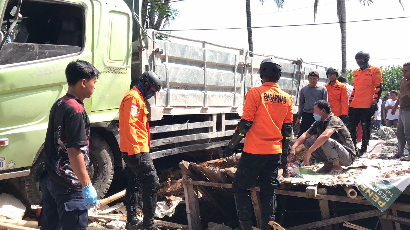 Truk Tronton Bermuatan Semen Tabrak Warung dan Rumah di Suela, 1 Orang Tewas dan 6 Orang Luka