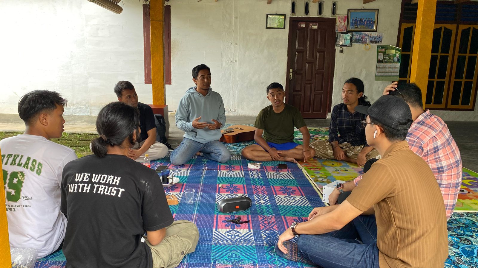 Keren! Telkomsel dan Mahasiswa KKN Unizar Kolaborasi di Desa Aik Berik.