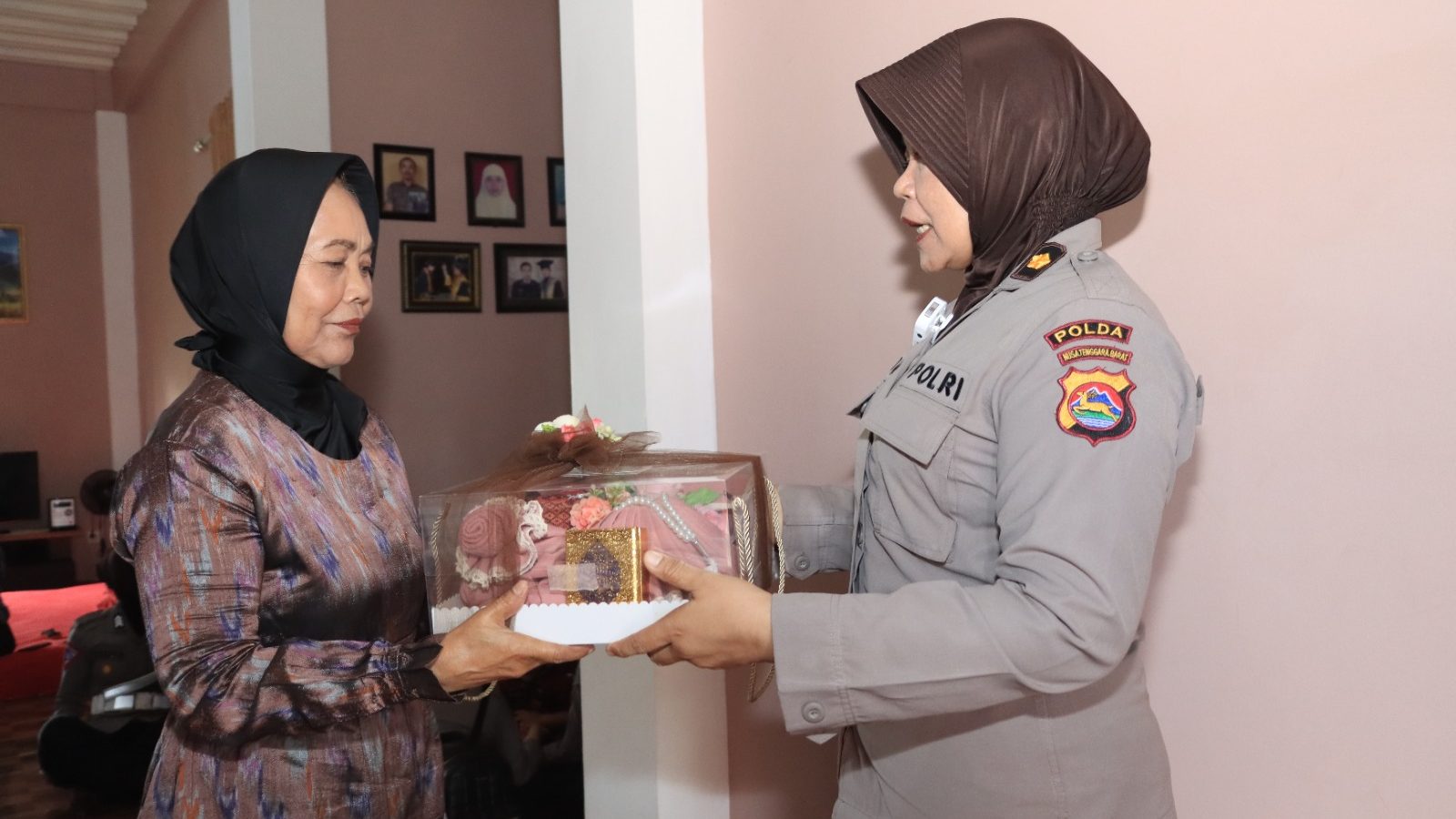 Polwan Polres Lombok Tengah Anjangsana ke Purnawirawan Polri