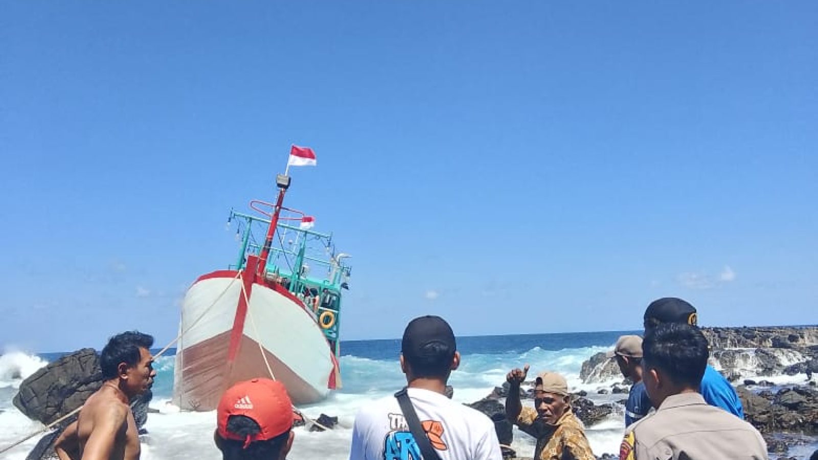 Akibat Cuaca Ekstrim, Sebanyak 32 ABK Terdampar Dievakuasi