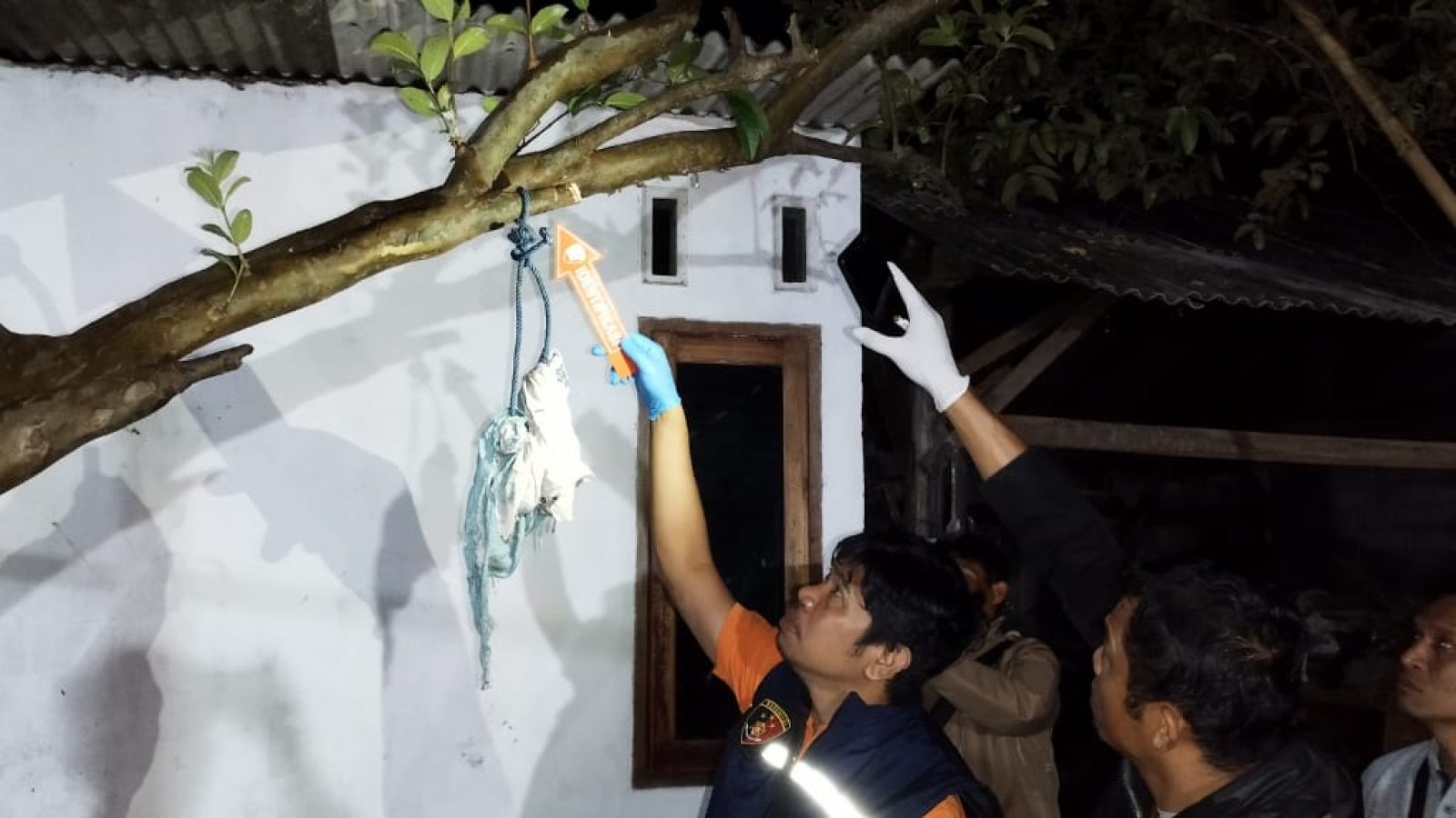 Geger! Warga Asal Sekarteja Nekat Gantung Diri di Pohon Jambu