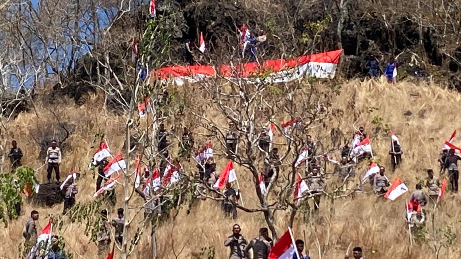 Pengibaran Ratusan Bendera Merah Putih di Puncak Pulau Kambing