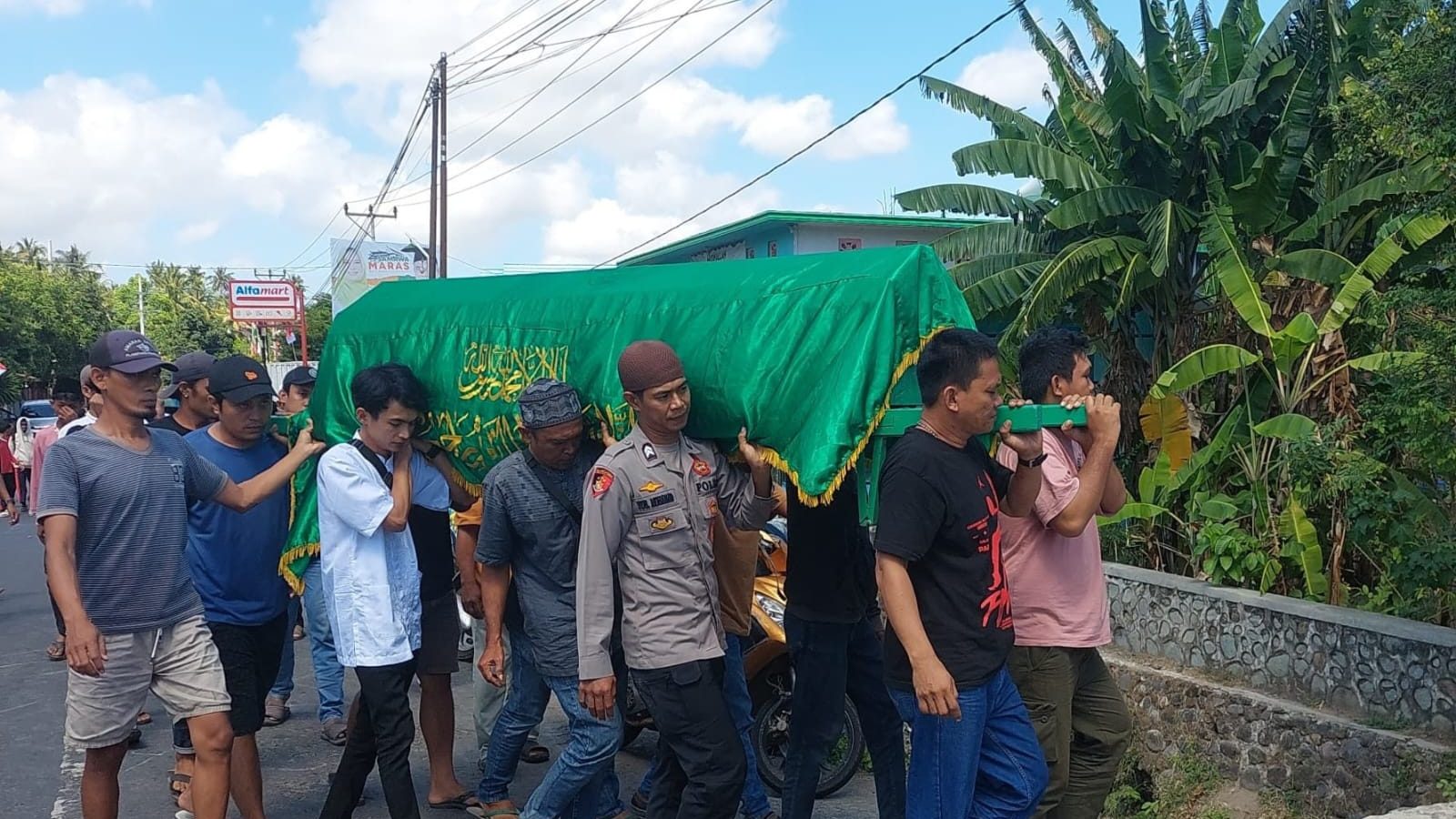 Aparat Polsek Plampang Ikut Usung Keranda Warga Sepakat