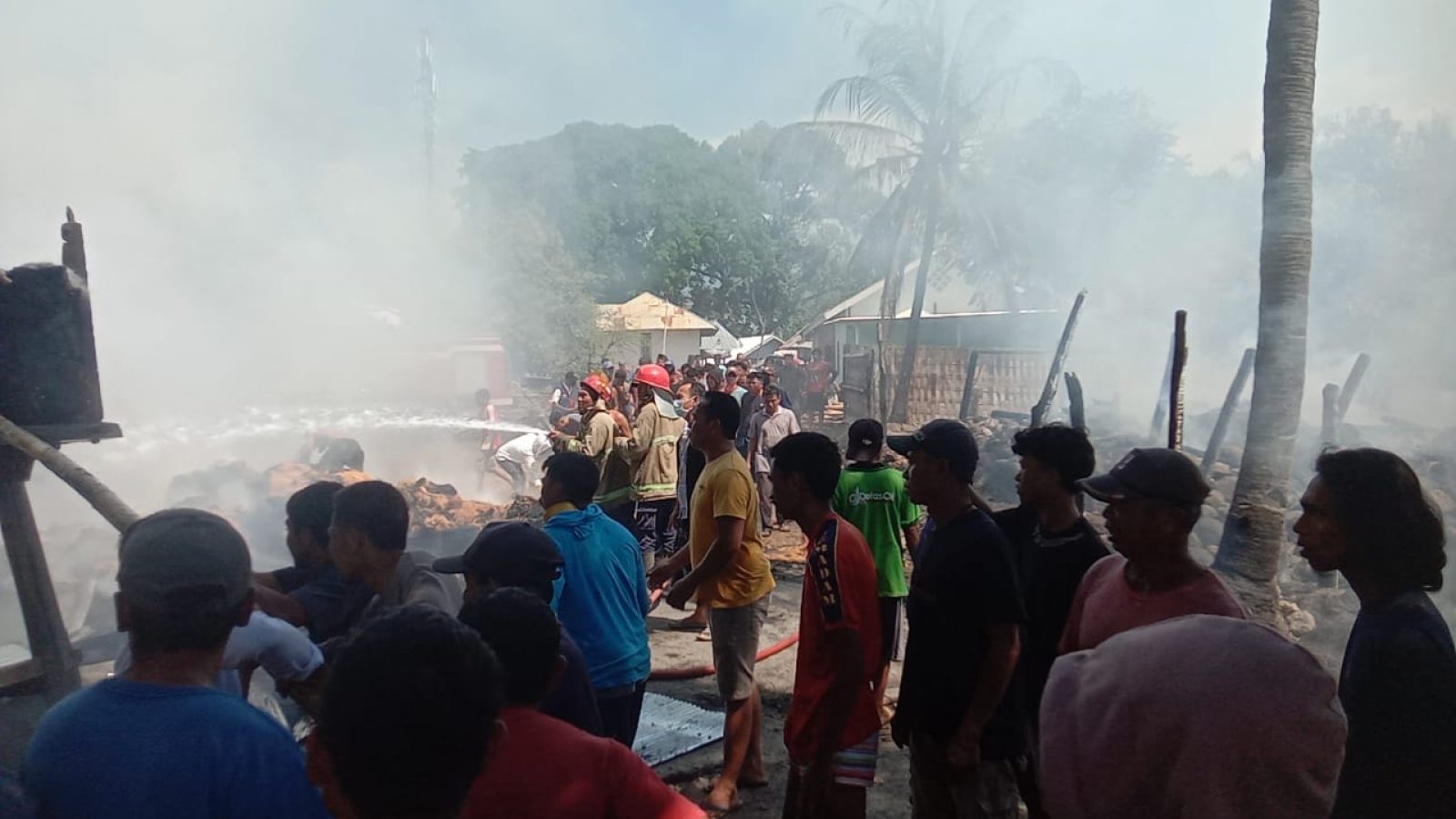 Karhutla di Kecamatan Pujut, Polres Loteng dan Damkar Padamkan Si Jago Merah