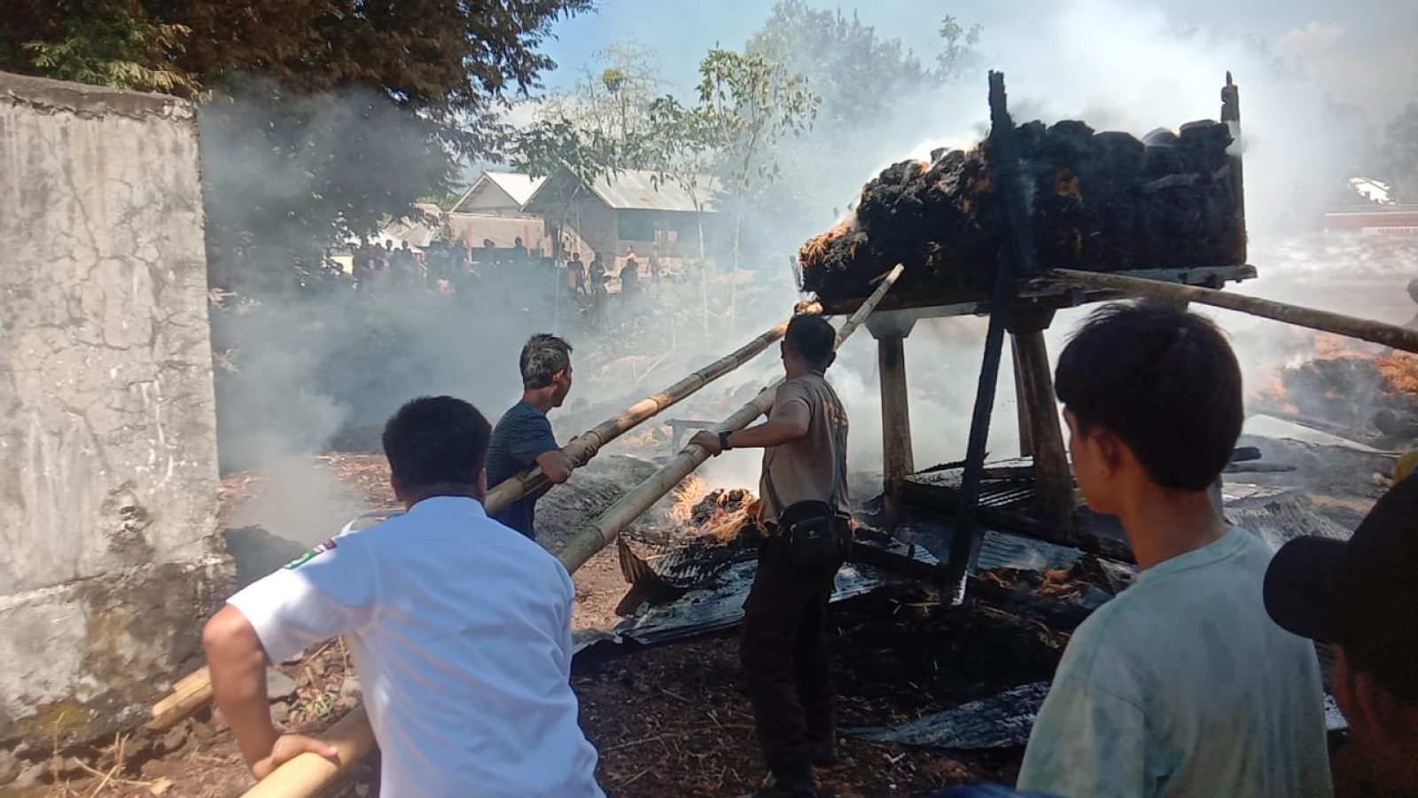 Rumah Adat Loloan Terbakar, Sumber Api Belum Diketahui, Kerugian Satu Miliar