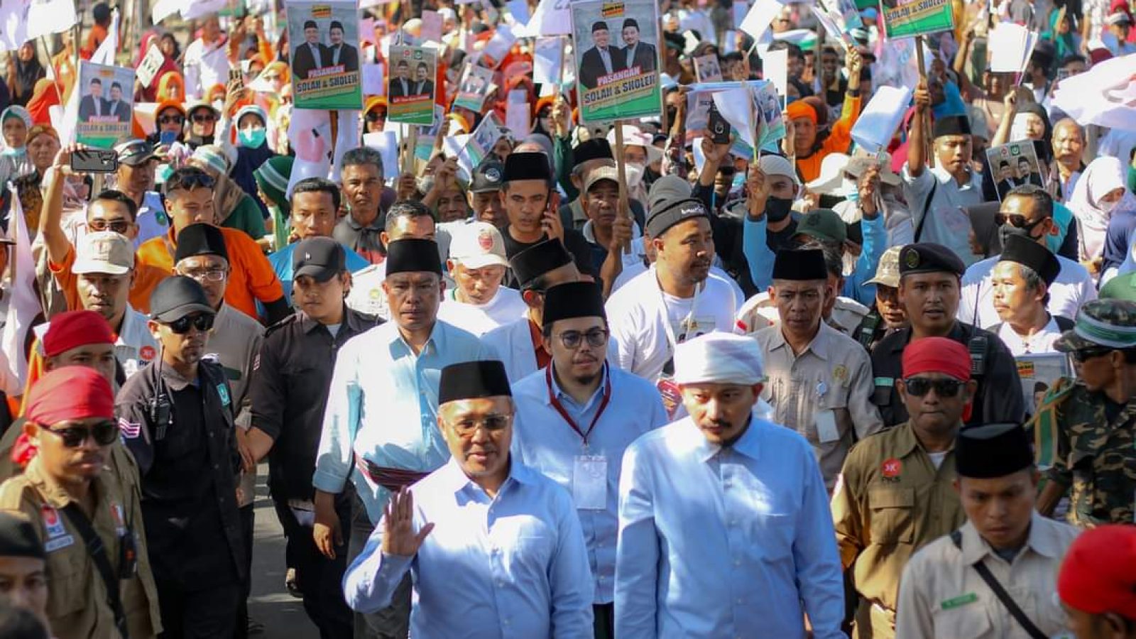 Dikawal Ketum PBNW dan Ribuan Massa, SJP-TGF Daftar ke KPU Lombok Timur