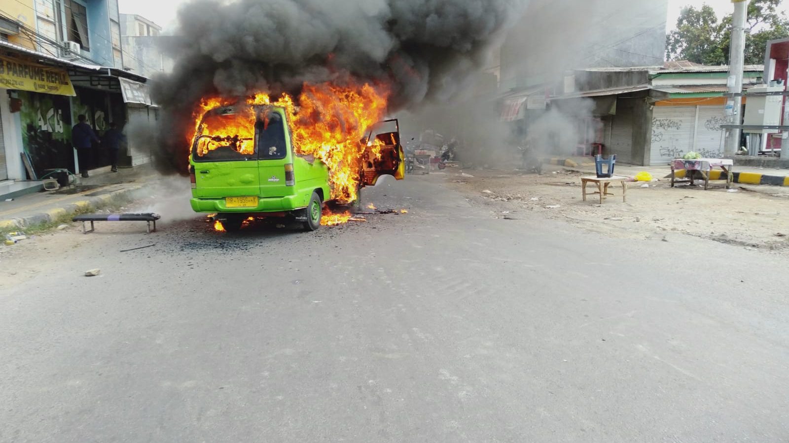 Angkutan Kota Ludes Terbakar di Simpang Empat Pancor