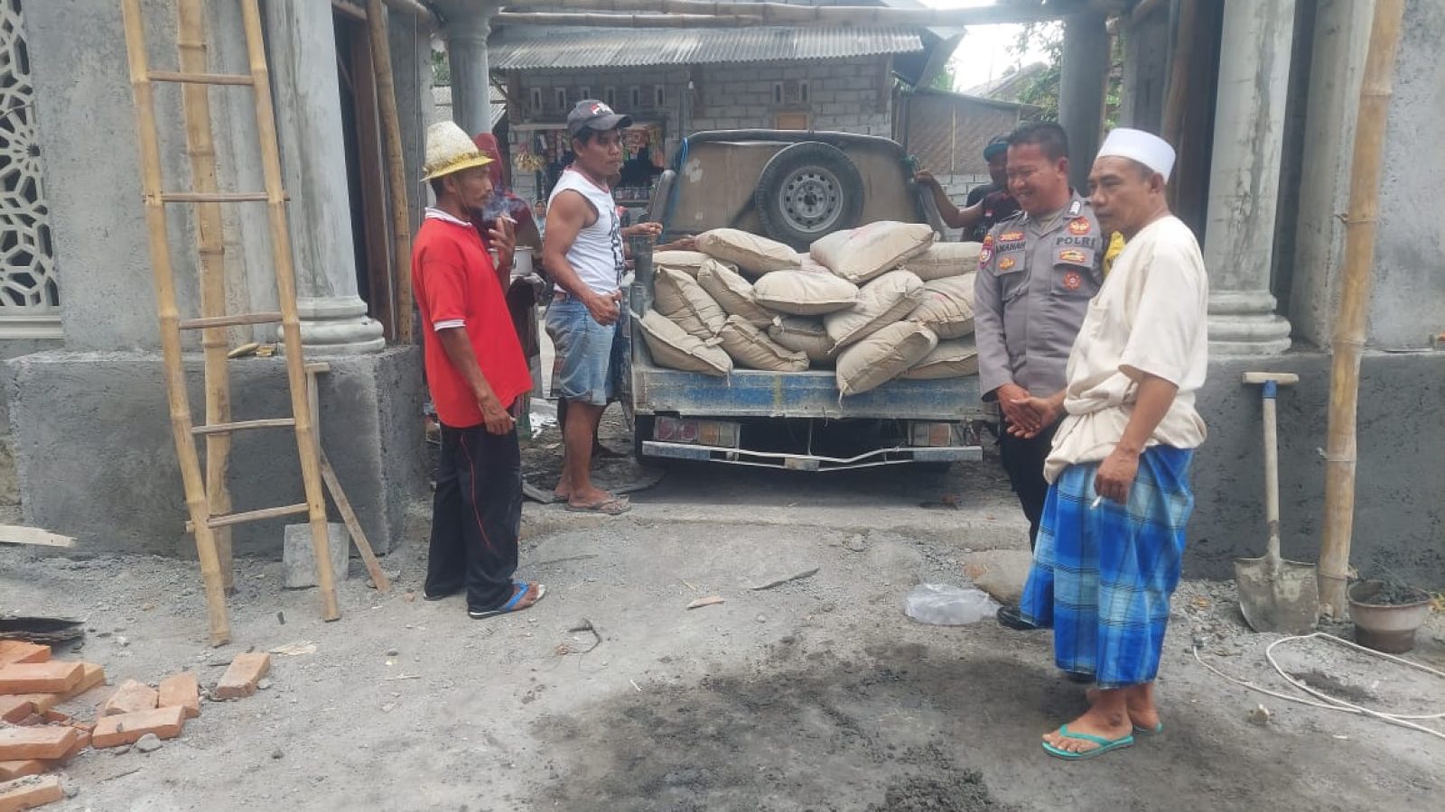 Masjid di Praya Barat Digelontor Bantuan Semen