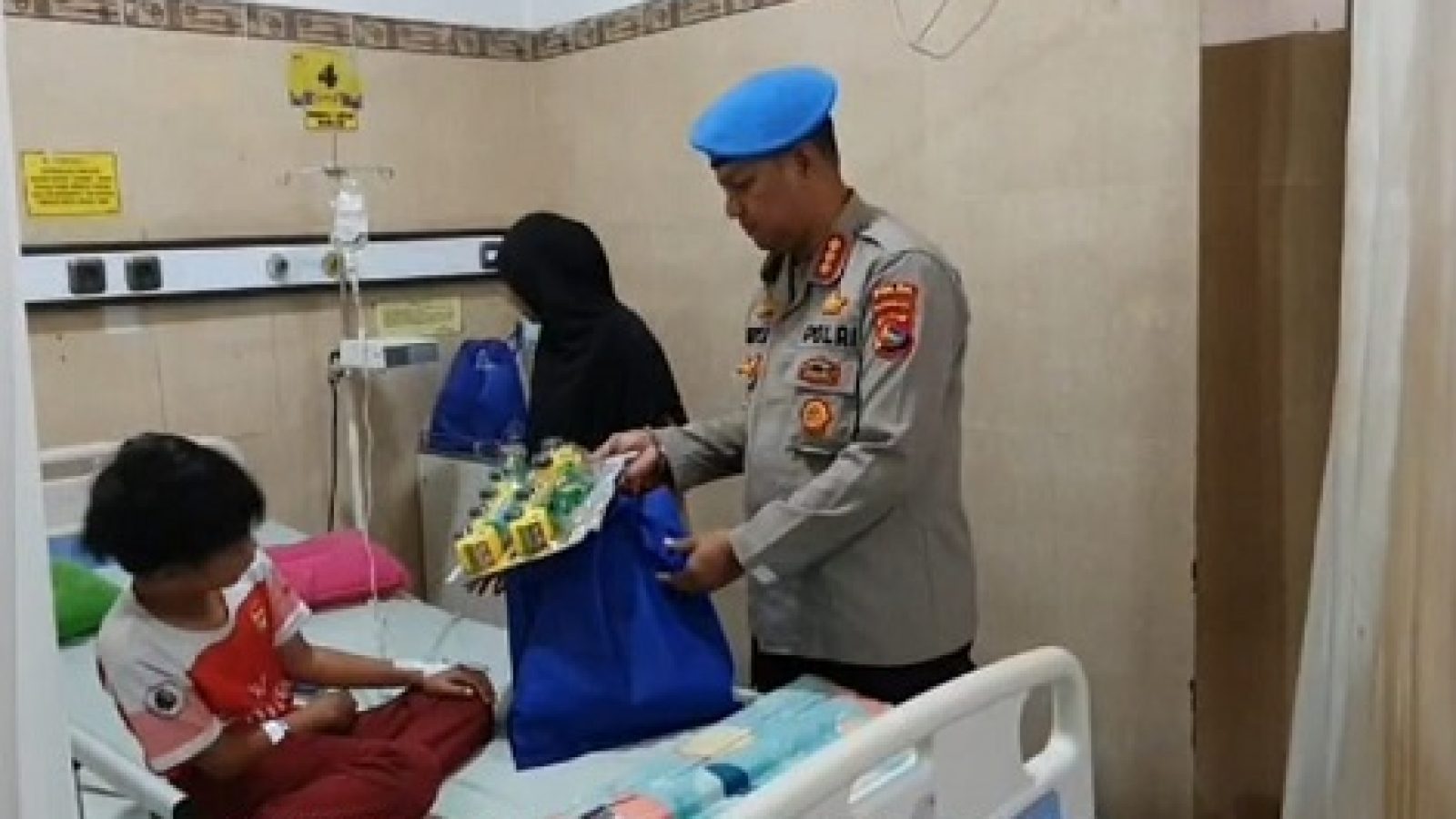  Jumat Berkah: Kabid Propam Polda NTB Berbagi Santunan di RSUD Kota Mataram