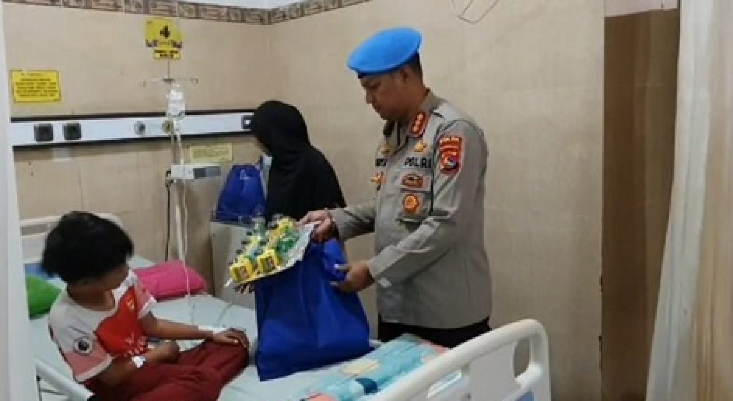 Jumat Berkah: Kabid Propam Polda NTB Berbagi Santunan di RSUD Kota Mataram